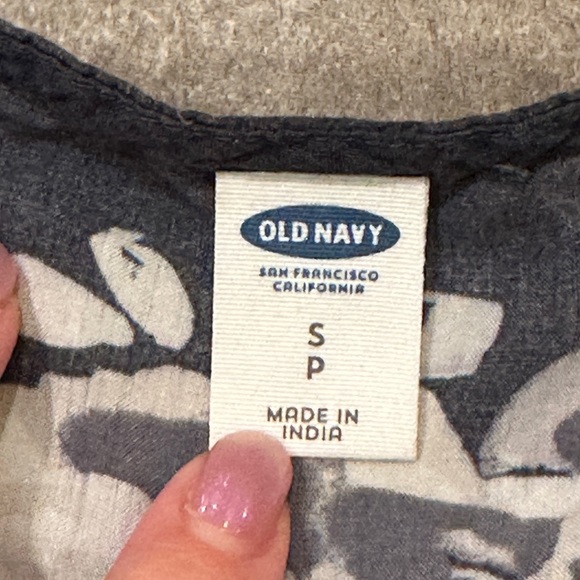 ❤️ BOGO FREE ❤️ Floral Sleeveless Women's Top - Grey and Cream - Old Navy Size S - Picture 5 of 9